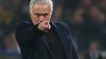 "صاحب الكرة الذهبية".. مورينيو يحدد أول صفقاته مع ريال مدريد
  منذ 8 دقائق