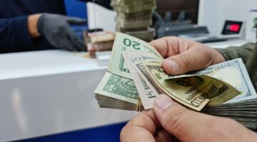الدولار الأميركي يواصل ارتفاعه أمام الدينار العراقي