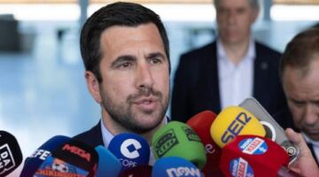 تعليق صادم من المرشح لرئاسة ريال مدريد بشأن غياب اللاعبين عن كأس العالم 2026
                                                
                                                
                                                    25/05/2026 10:41 م
                                                
                                                
                                                    علق إنريكي ريكيلمي، المرشح لرئاسة نادي ريال مدريد الإسباني، على غياب لاعبي الملكي