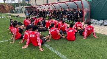 جلسة تحفيزية للاعبي منتخب الناشئين قبل مواجهة تونس بكأس الأمم الأفريقية