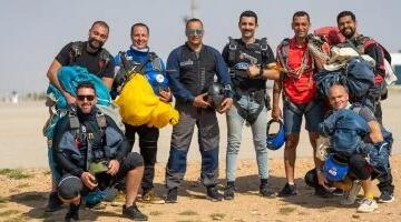 سكاي دايف فاروس تنفذ قفزة مظلية مع رئيس المجلس الدولي للرياضة العسكرية.. صور
