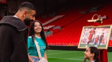 قبل وداع الريدز.. ظهور مفاجئ لمحمد صلاح في أنفيلد صحبة أسرته
                                                
                                                
                                                    20/05/2026 06:59 م
                                                
                                                
                                                    وشارك محمد صلاح ظهوره بشكل مفاجئ  في أنفيلد، صحبة ابنتيه مكة وكيان، في زيارة حملت طابعًا عاطفيًا، عبر حسابه عبر موقع إنستقرام ، استعدادًا لتوديعه الملعب الذي صنع فيه واحدة من أنجح فتراته الكروية، وسط