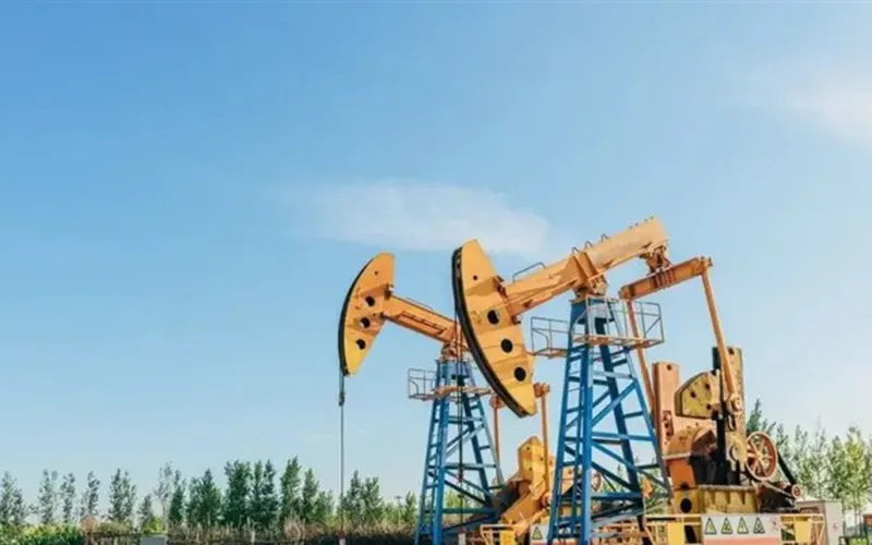 مع ترقب تطورات الصراع في الشرق الأوسط.. أسعار النفط تتراجع