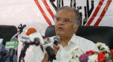 أمير هشام: ممدوح عباس صرف مكافآت مالية للاعبين بعيدًا عن بالزمالك
                                                
                                                
                                                    13/06/2026 06:00 ص
                                                
                                                
                                                    أكد الإعلامي أمير هشام، أن ممدوح عباس الرئيس الشرفي لنادي الزمالك صرف مكافآت استثنائية للاعبي الفريق بعد الفوز بالدوري.