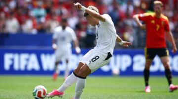 إمام عاشور ضمن 4 أفارقة الأفضل في كأس العالم 2026
                                                
                                                
                                                    18/06/2026 11:43 ص
                                                
                                                
                                                    اختتمت الجولة الأولى من دور المجموعات من بطولة كأس العالم 2026 في الساعات الأولى من صباح اليوم، الخميس، حيث حقق منتخب غانا الفوز على بنما بنتيجة 1-0 وخسر منتخب أوزبكستان بنتيجة 3-1 أمام كولومبيا.