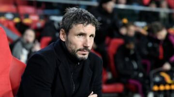 صحيفة إيطالية: فان بوميل يقترب من تدريب الأهلي.. والمطالب المالية قد تعرقل الصفقة
                                                
                                                
                                                    01/06/2026 03:03 م
                                                
                                                
                                                    دخل النادي الأهلي مرحلة متقدمة من البحث عن مديره الفني الجديد، بعدما برز اسم الهولندي مارك فان بوميل كأحد أبرز المرشحين لتولي القيادة الفنية للفريق