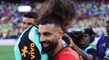 صلاح وشوبير يتبادلان التحية مع حارس البرازيل بعد ودية قوية استعدادًا لكأس العالم 2026 | صور
                                                
                                                
                                                    07/06/2026 03:55 ص
                                                
                                                
                                                    حرص محمد صلاح، قائد منتخب مصر، على توجيه التحية إلى حارس منتخب البرازيل أليسون بيكر عقب انتهاء المباراة الودية التي جمعت المنتخبين على