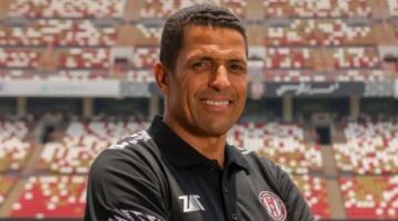 «عموتة» يُشيد بخماسي الأهلي في المونديال .. ويستقر على معاونيه
                                                
                                                
                                                    17/06/2026 01:00 ص
                                                
                                                
                                                    كشف الإعلامي أمير هشام عن الرباعي المساعد للحسين عموتة المدير الفني للنادي الأهلي، وإشادته بنجوم الأحمر في مونديال العالم.