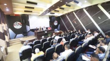 مناقشة التراخيص والقيد.. كواليس اجتماع اتحاد الكرة مع مندوبي المناطق
                                                
                                                
                                                    20/06/2026 03:31 م
                                                
                                                
                                                    عقد الدكتور مصطفى عزام، الأمين العام للاتحاد المصري لكرة القدم