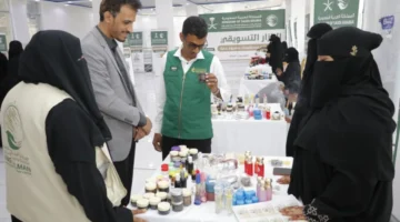 بدعم سعودي.. تدشين مساعدات تعليمية وبازار للأسر المنتجة في المكلا ضمن مشروع “بداية”