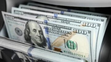 تباين أسعار صرف الدولار مقابل الجنيه في تعاملات البنوك المصرية اليوم