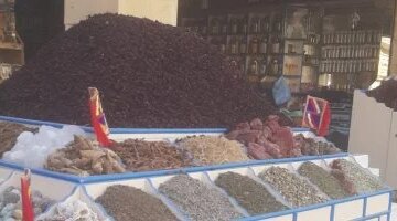 تغيرات ملحوظة في أسعار التوابل والأعشاب داخل أسواق محافظة أسوان اليوم