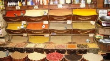 تقلبات مفاجئة في أسعار البهارات والكركديه داخل سوق أسوان السياحي الشهير