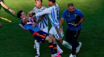 جافي يكسر صمته حول تفاصيل المواجهة المثيرة مع لياندرو باريديس في الملعب