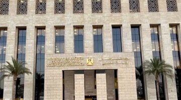 حقيقة قرار وزارة التعليم العالي بشأن تقليص أعداد الطلاب في كليات الحقوق والتجارة