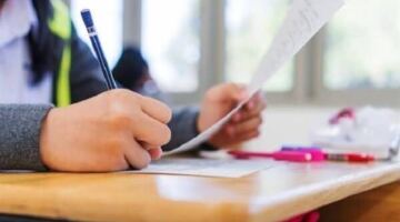 طلاب الثانوية العامة يؤدون امتحان الكيمياء اليوم وسط إجراءات رقابية صارمة
  منذ أقل من نصف ساعة