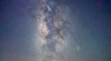 ظاهرة فلكية نادرة لـ ذراع المجرة تخطف الأنظار فوق سماء جنوب رفحاء