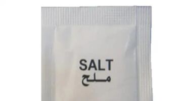 مرض نادر يجبر فتاة على حمل الملح معها دائما