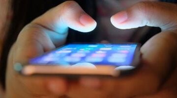 تأثير إعادة تشغيل الهاتف الذكي على كفاءة الأداء بعد تثبيت تحديثات النظام