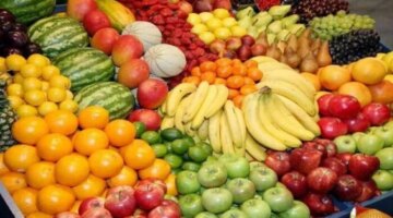 تذبذب ملحوظ في حركة تداول أصناف الفاكهة داخل سوق العبور اليوم الاثنين