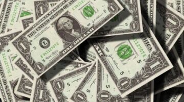 تطورات جديدة في أسعار صرف العملة الأمريكية مقابل الجنيه داخل البنوك المصرية