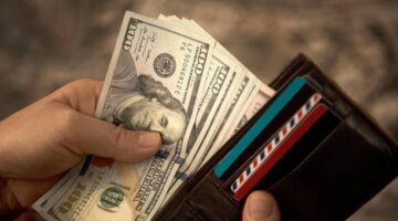 تغيرات جديدة في سعر صرف الدولار أمام الجنيه المصري خلال تعاملات اليوم