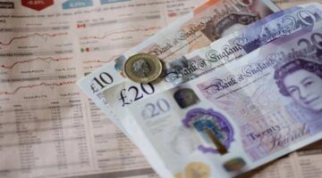 تغيرات مفاجئة تسيطر على سعر الجنيه الإسترليني أمام العملات في تعاملات اليوم