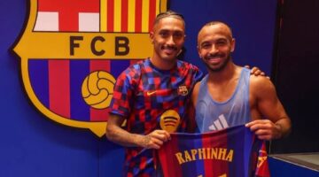 لقطات عفوية تجمع أفشة بنجوم برشلونة عقب المواجهة الودية المثيرة في الملاعب