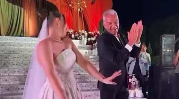 محمود حميدة يثير تفاعلاً واسعاً بفقرة فنية استثنائية في حفل زفاف ابنته