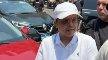 نجوم الفن يواسون محمد هنيدي في جنازة شقيقه وسط حضور جماهيري كبير