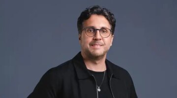 هشام ماجد يكشف كواليس وتفاصيل مسرحيته الجديدة التي تجمع الضحك بالإنسانية