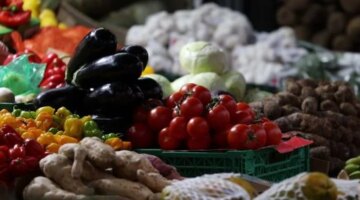 تغيرات جديدة في أسعار الخضراوات والفاكهة داخل أسواق أسوان اليوم الاثنين