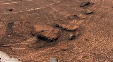 ثقوب غامضة على سطح المريخ تضع وكالة ناسا أمام لغز علمي معقد